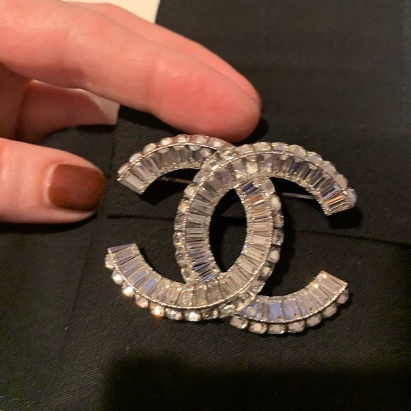Brand new, rare and collectible authentic Chanel brooch,comes with box, bow - Picture 9 of 12